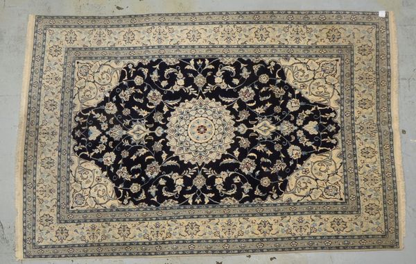 Nain, mittelfeine Knüpfung, gleichmäßiger Flor - guter Zust.; Maße 298 x 195 cm