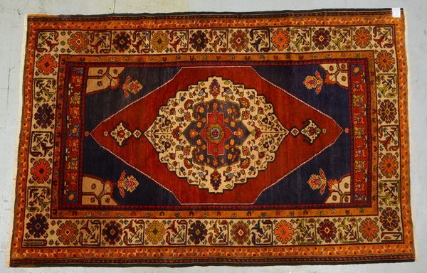 Schirwan, Pflanzenfarben, signiert 'Elif', Flor in insgesamt gutem Zustand; Maße 237 x 157 cm