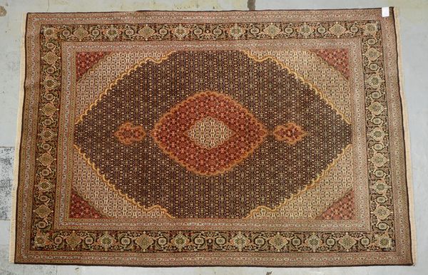 Täbriz-Mahi, mit Seidenanteilen, mittelfeine Kn., guter Zust.; Maße 288 x 198 cm
