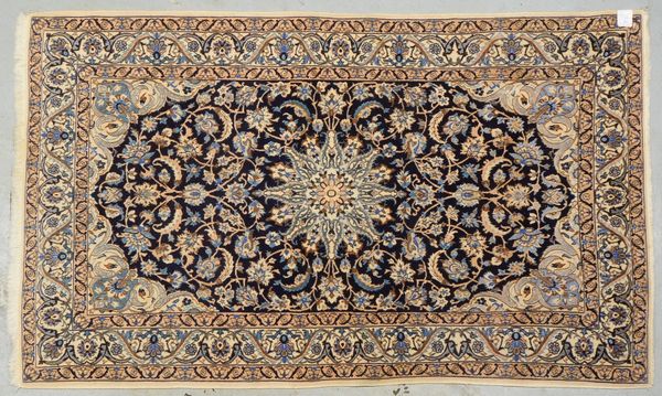 Nain, mittelfeine bis feine Kn., mit Seidenanteilen, guter Zust.; Maße 216 x 128 cm
