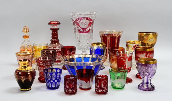 Böhmisches Prunkglas, 23 Teile: Karaffen, Tischvasen, Schalen und Ranftbecher