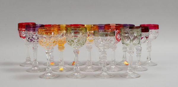 Weinrömer-Konvolut, versch. Farben und Ausführungen, Glas teils geschliffen, 15 Stück