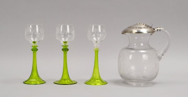 Schenkkrug, Glas mit Dekorschliff, relief. Silberdeckel; mit 3x Weißwein-Kelchen, hellgr.