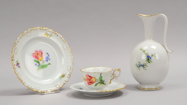 Meissen, Tischvase (2-gestr.), handbemalt/goldstaff.; und Kaffeegedeck (1. Wahl)