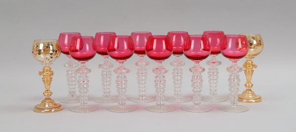 8 Weinrömer, balusterf. Hohlschaft, Beerennuppen, rote Kuppa; und 2x antike Römer