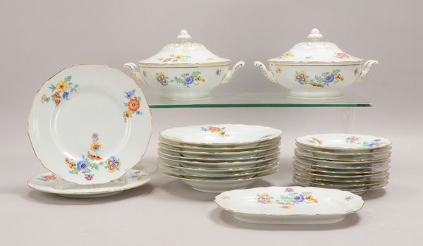 Hutschenreuther, Rest-Speiseservice, florales Dekor, goldstaffiert, div. Teller, u.a.