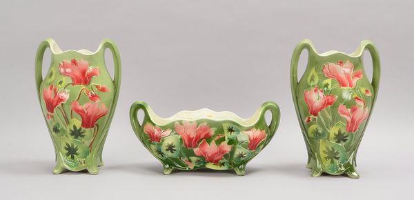 3-tlg. Tafelaufsatz, Steinzeug mit farb./floraler Glasur: Jardinière und Paar Vasen