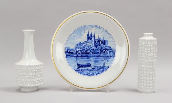 Meissen (I. Wahl): 2x Vasen, Entw. Ludwig Zepner; und Ansichtsteller, 'Albrechtsburg'