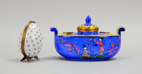 2 Porz.-Teile: 1x Limoges, Porzellan-'Ei' mit Parfumflacon; und 1x Tintenfass-Sockel