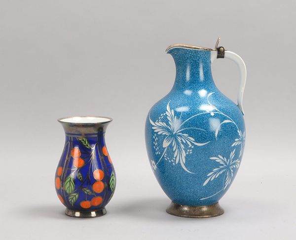 Schenkkrug, Heinr.-Porz., und Vase, Deusch-Porz., jeweils mit Silber-Aufl./Mont.