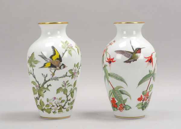 Franklin-Porz., 2 Tischvasen, 'Bird Vases', ovoider Korpus, Vogelmotive, mit Goldrand