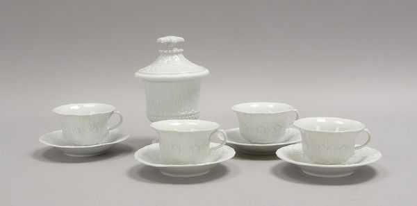 Meissen (I. Wahl), 4x Tassen mit 4x UT, dazu ein Zuckertopf, Weißporz., mit Reliefdekor