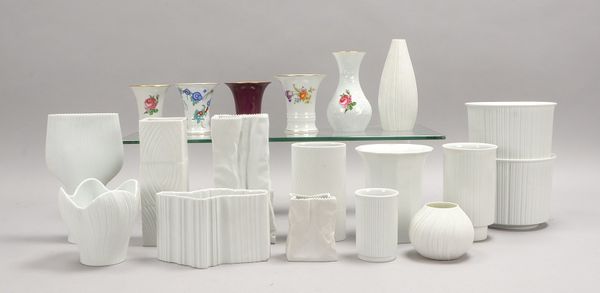 Rosenthal, kl. Tischporz.-Konvolut: 14x Weißporzellan-Teile, und 5x kl. Trichtervasen