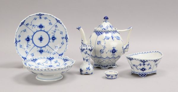 Royal Copenhagen, Tischporz.-Konvolut, 'Musselmalet': Kanne, Schalen und Vase