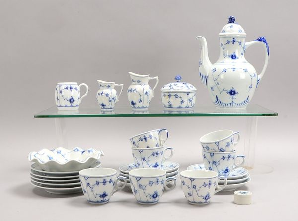 Royal Copenhagen, Kaffeeporz.: Kanne, 3x Sahnekännchen, 7x Tassen/UT, Teller, u.a.