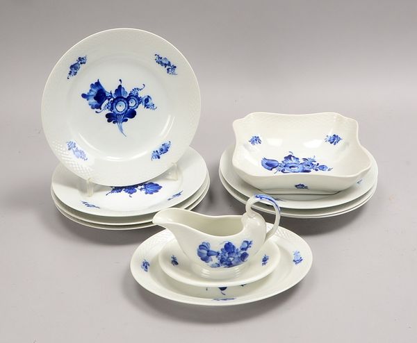 Royal Copenhagen, Speiseporz.-Konvolut: Schale, Saucière, kl. Platte, und 7x Teller