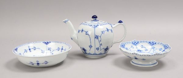 Royal Copenhagen, Porz.-Konvolut, 'Musselmalet': Teekanne und 2x Schalen