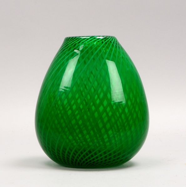Tischvase, grünes Glas mit linearen weißen Einschmelzungen, unsigniert; Höhe 21 cm