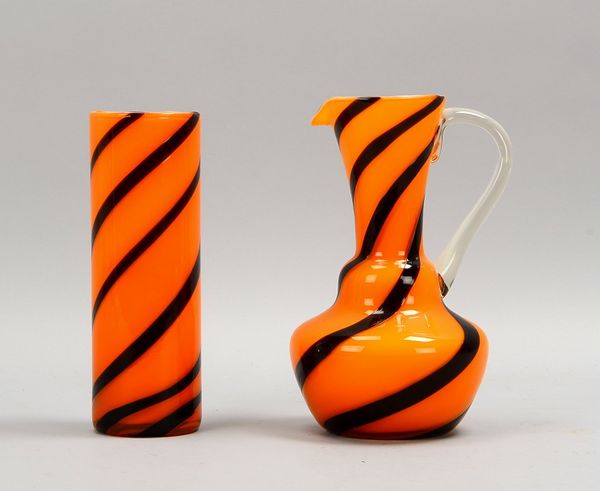 Glaskrug und Tischvase, orangef. Überfang/spiralf. braune Einschmelzungen: