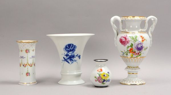 4 Porz.-Tischvasen: Fürstenberg, Neuendorf, Gebrüder Deyhle und Sèvres; Höhe bis 27 cm