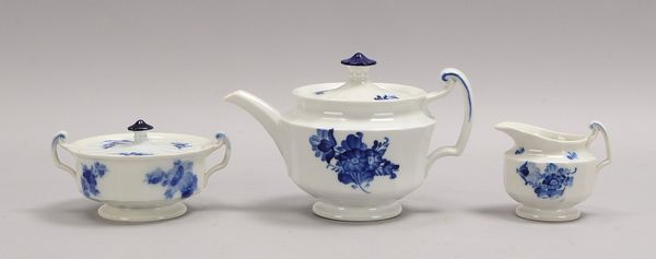 Royal Copenhagen, Teekern, umfassend: Teekanne, Zuckertopf und Sahnegießer
