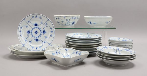 Royal Copenhagen, Speiseporzellan: div. Teller und Schalen, dazu 3x Beilagenplatten