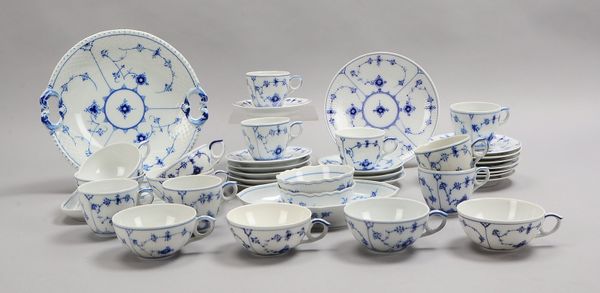 Royal Copenhagen, Kaffee-/Teeporz.-Konvolut: jeweils 8x Tassen mit UT, u.a.
