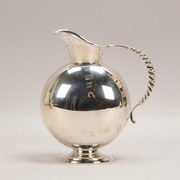 Wilkens, Schenkkanne, 835 Silber, glatte Wandung, gedrehter Griff; Höhe 21 cm, Gew. 536 g