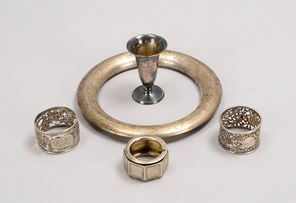 5 Silberteile: 3x Serviettenringe, kleine Vase und Randmontierung; Gew. 202 g