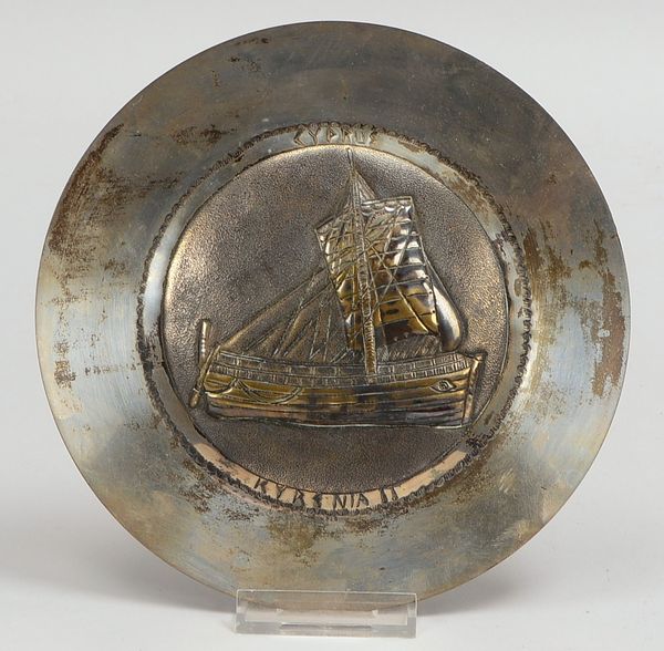 Zierteller, 830 Silber, mit relief. Schiffsmotiv, 'Kyrenia II'; Ø 20 cm, Gew. 165 g