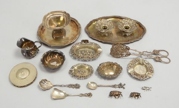 Tischsilber-Konvolut, versch. Teile: Kerzenleuchter, Tischascher, Löffel, u.a.; Gew. 700 g