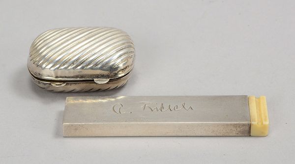 2 Silber-Pillendöschen, 1x Maße 4,5 x 3,5 cm, 1x Maße/mit Schieber: 8,5 x 2 cm