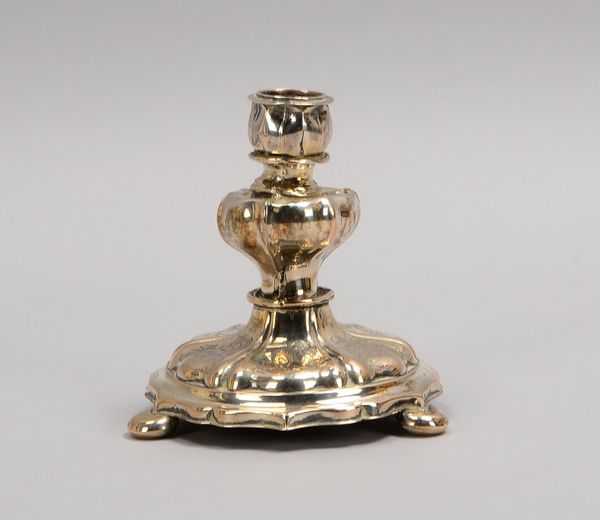 Barocker Kerzenleuchter, Silber, flor. Reliefdekor, 3x gedr. Kugelfüße; Gew. 156 g