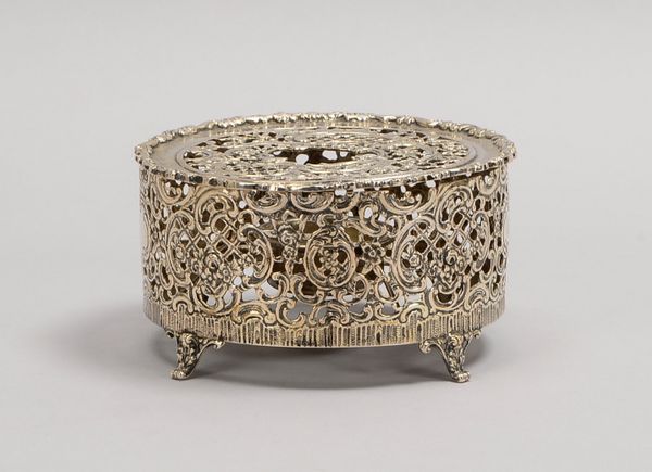 Barockes Stövchen, 800 Silber, rocaill. Durchbrucharbeit, auf 4x Füßen; Gew. 300 g