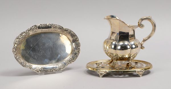 3 Silberteile, versch. Silbergehalte: Tablett, Sahnekännchen und Untersetzer; Gew. 405 g