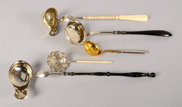 Küchenutensilien, Silber, mit Beingriff/Holzgriff: 3x Schöpfkellen, Teesieb und Streuer