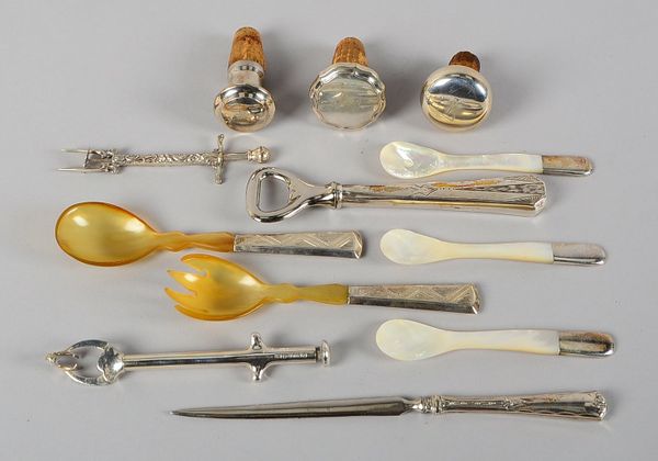 Tischaccessoires-Konvolut, Teile jeweils mit Silbergriff: div. Besteckteile und Öffner