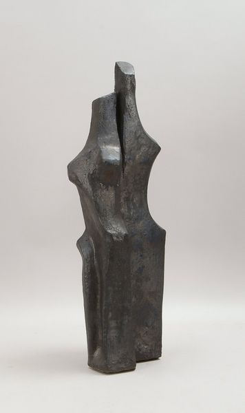 Keramikskulptur, dunkelbrauner Scherben, schwarz-met. Glasur, unters. monogr.