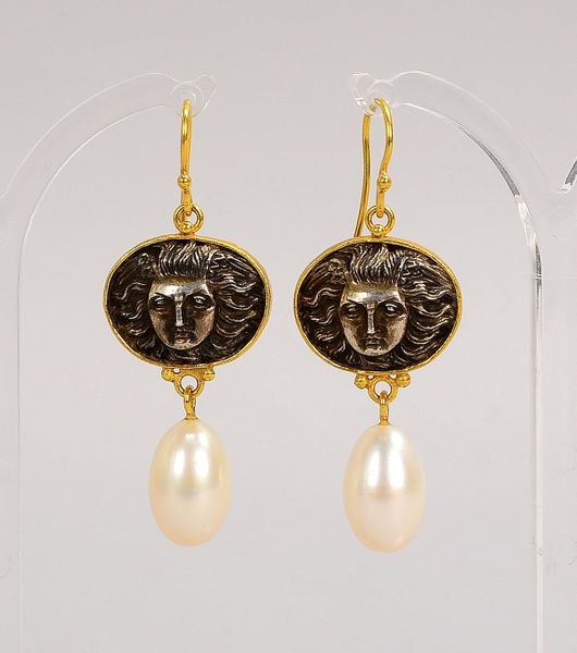Lars Jensen-Ohrhänger, 900 Gold/925 Sterlings. (gest.), Perle und Münzbesatz; Gew. 19,50 g