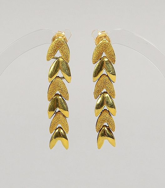Paar Ohrstecker, 585 GG (gest.), in 'Palmblatt'-Gestaltung; Länge 3 cm, Gew. 3,80 g