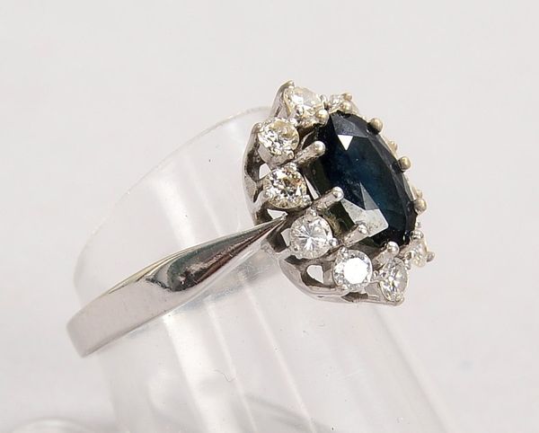 Ring, 585 WG (gest.), mit Saphir und Brillanten/zus. 0,60 ct; RG 53, Gew. 4,20 g