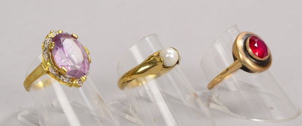 3 Ringe, 585 GG (gest.): 1x Perle, 1x Amethyst, 1x Rubin; RG 53 - RG 58, Gew. 9 g