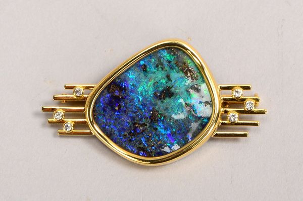 Brosche, 750 GG (gest.), mit Boulder-Opal und 6x kl. Brill./ca. 0,18 ct; Gew. 12,80 g