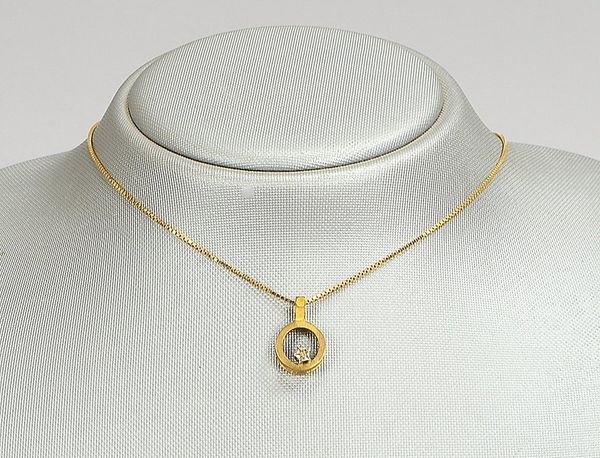 Halskette mit Anhänger, 333 GG (gest.); Länge Kette 41 cm, Gew. 3,45 g