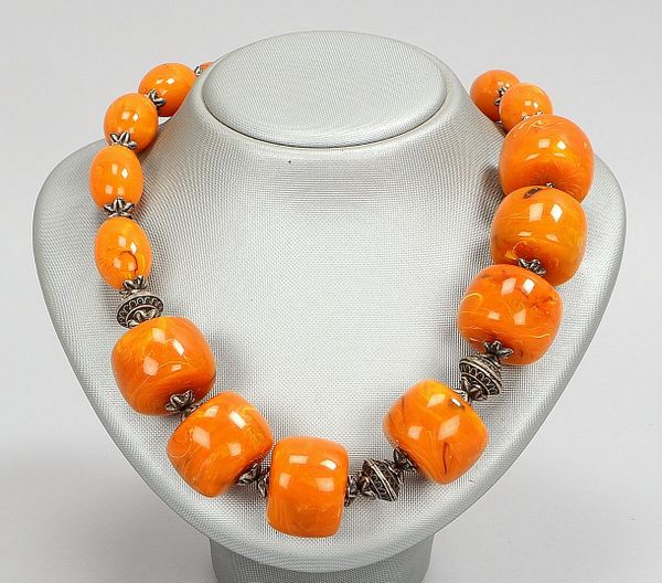 Antikes Collier (Tibet), bernsteinf. Bakelitperlen/Silber, mit Karabinerschließe