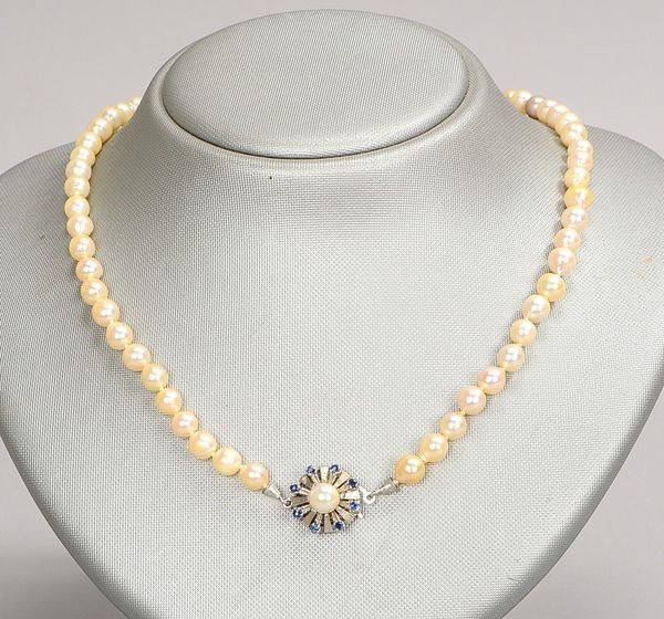 Perlenkette, Perle Ø 6 mm, einzeln geknotet, 585 WG-Schließe mit Perle/Saphiren