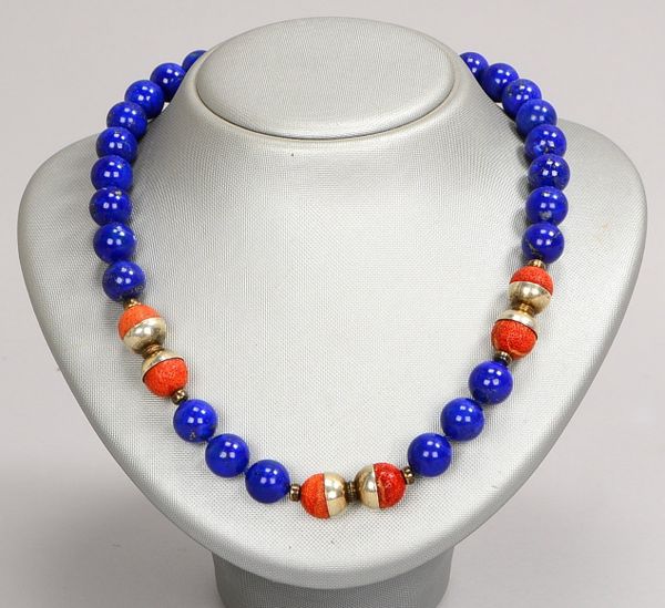 Collier, Lapislazuli-Besatz und Korallenkugeln, Silber-Karabinerschließe