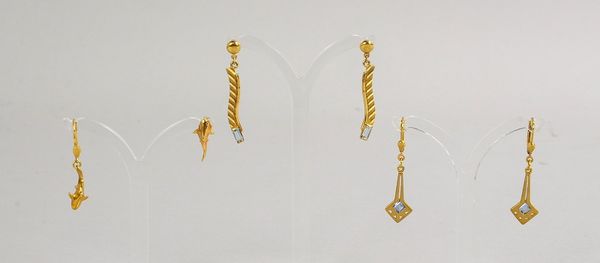 3 Paar Ohrhänger/Ohrstecker, 333 GG (gest./gepr.), teils mit Blautopas-Besatz; Gew. 6,70 g
