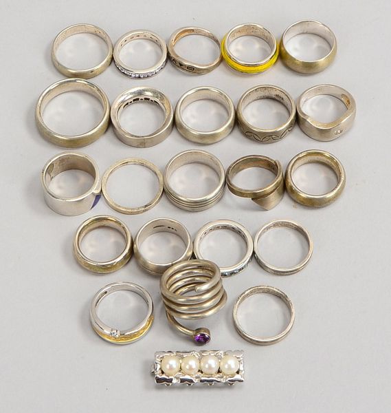 22 Silberringe, 925 Sterlingsilber, versch. Ausf./RG; anbei 1 Silber-Kettenschließe; Gew. 158 g