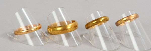 4 Ringe, 585 GG (gest.), Innenschienen teils mit Namensgravur und Dat.; RG 52 - RG 68